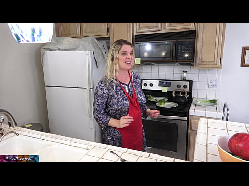 ❤️ ʻO Stepmom e waiū ana iā ia i loko o ka lumi kuke ma mua o kāna lā ️ Porn video ia makou