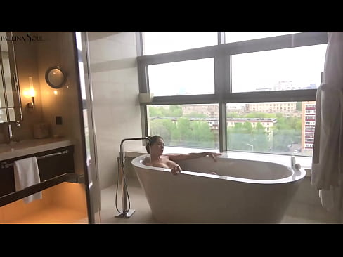 ❤️ ʻO ka pēpē nui e hoʻopaneʻe ana i kāna pussy i loko o ka lumi lua ️ Porn video ia makou