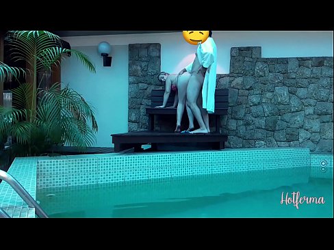 ❤️ Kāhea ʻo Boss i ke kaikamahine i ka loko wai, akā ʻaʻole hiki iā ia ke pale i ka wela ️ Porn video ia makou