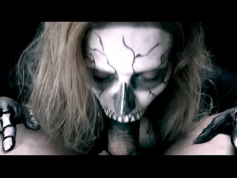 ❤️ ʻO ke kaikamahine daimonio e omo ana i ka moa me kona waha ʻeleʻele a me ka ʻai ʻana. ️ Porn video ia makou